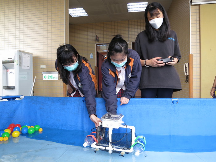 學生操作水獵機器人